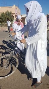 uomini in bianco verso la moschea - 20160923 180850 e1477484071398