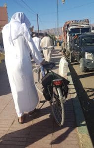 uomini in bianco verso la moschea - 20160923 180855