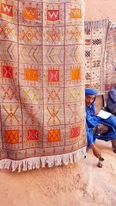 venditore di tappeti e artista di strada ad Ait Ben Haddou - 20160924 110328