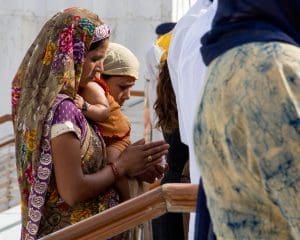 donne in preghiera al Gudwara Bangla Sahib di Nuova Delhi - web 3920
