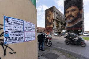 I napoletani piangono il loro re
